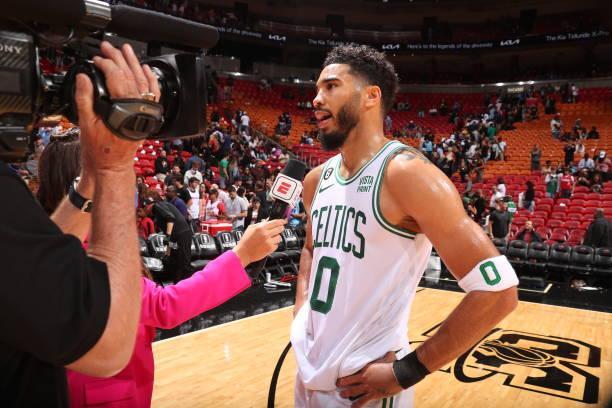 边后卫内收 边后卫内收